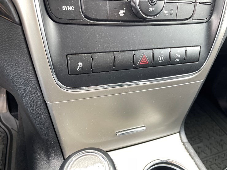 2011-jeep-grand-cherokee-laredo-image-19