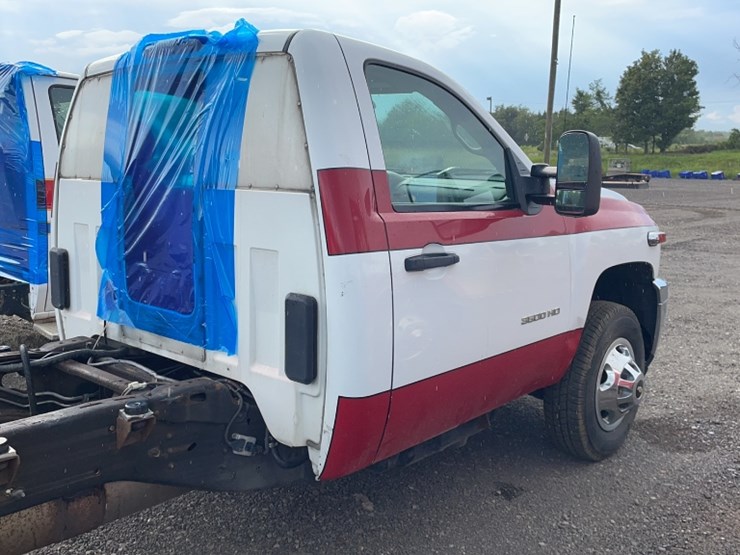 2011-chevrolet-3500-image-6
