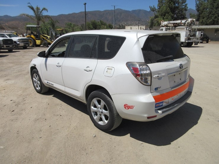 2014-toyota-rav4-image-2