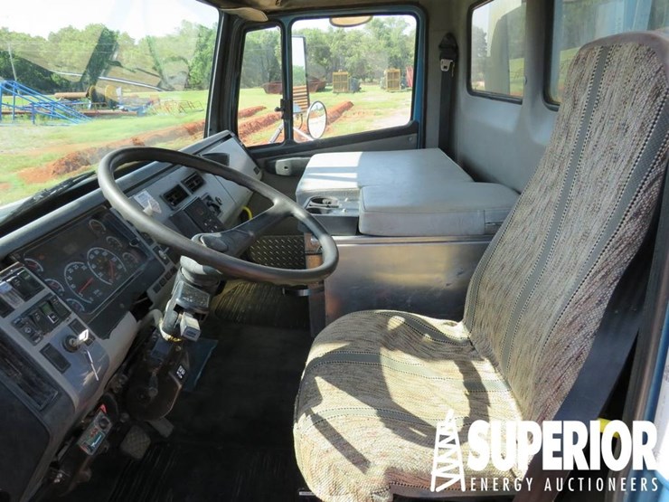2004-freightliner-fl80-image-28