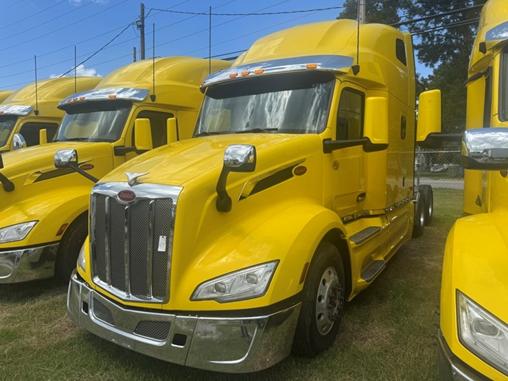 2023-peterbilt-579-image-1