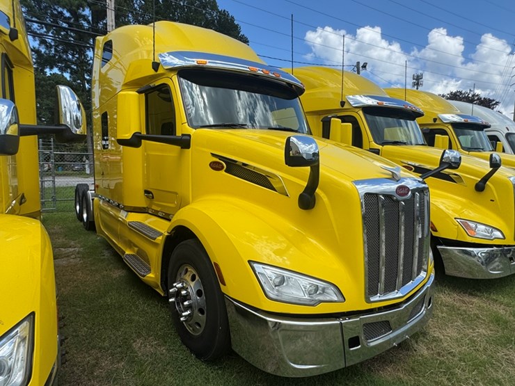 2023-peterbilt-579-image-2