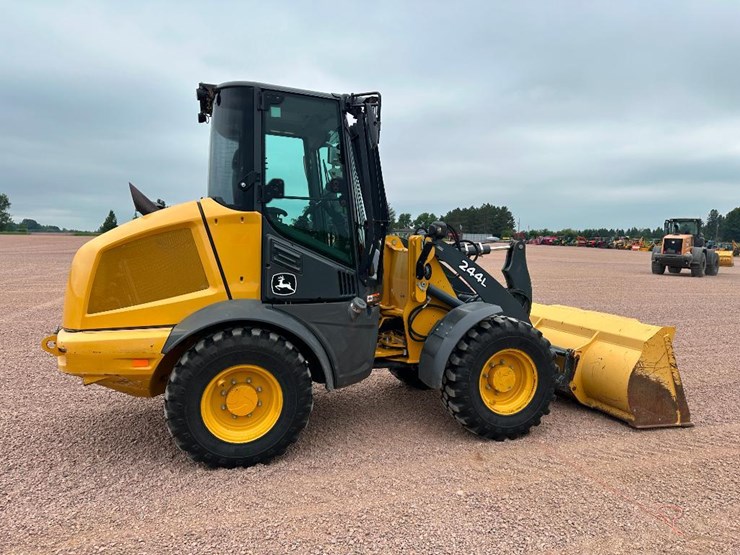 2019-deere-244l-image-4