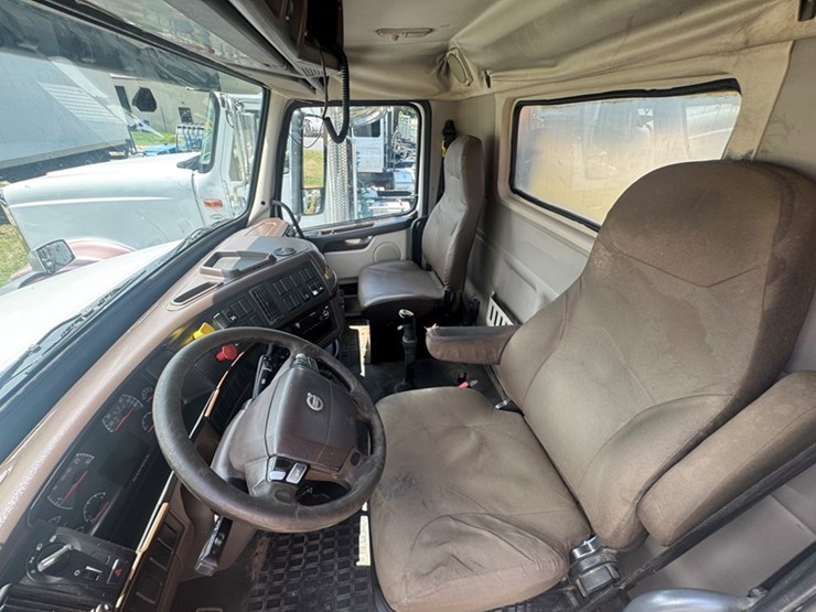 2015-volvo-vnl64t---d13-with-405-hp---10-sp-588,720-miles-showing-- 4v4nc9eg7fn933949-image-6