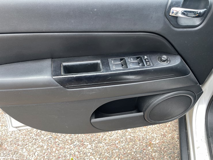 2011-jeep-compass-image-25