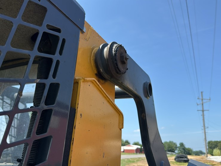2019-deere-330g-image-39