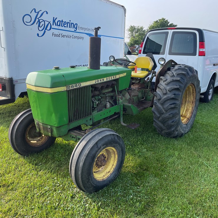 JOHN DEERE 2440