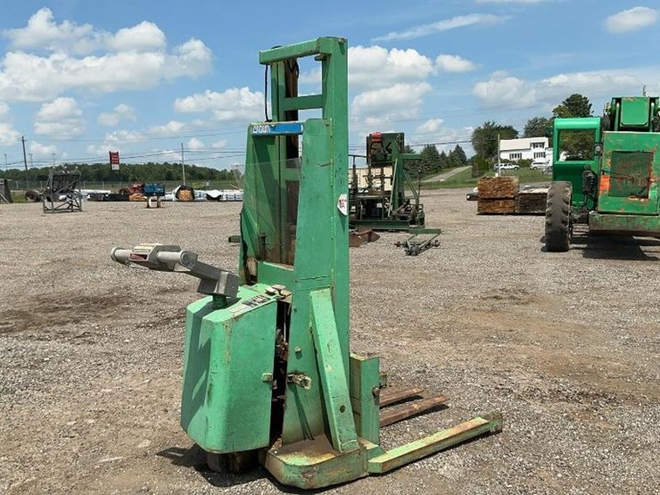 #1350-•-crown-electric-forklift-image-5