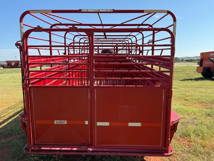 #18-•-2015-ww-livestock-trailer-image-12