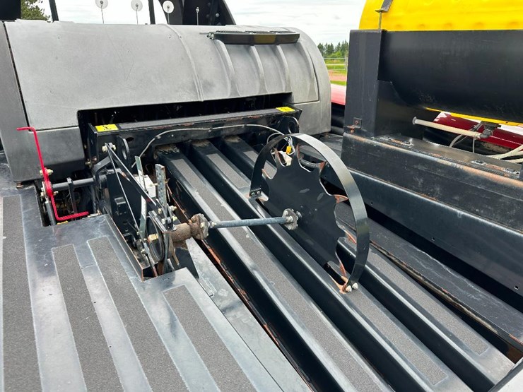 2014-new-holland-330-image-43