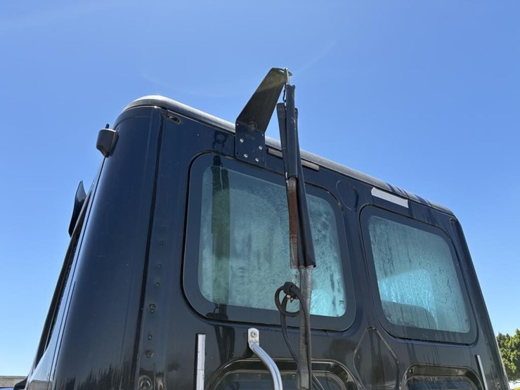 2016-freightliner-cascadia-truck-tractor-image-12