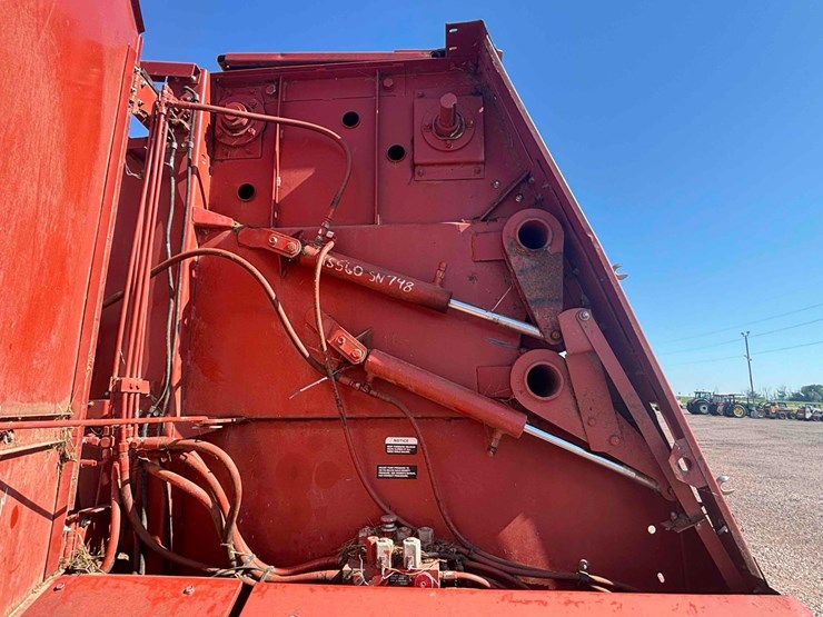 hesston-560-image-11