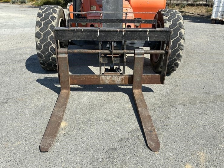2015-jlg-8042-image-5