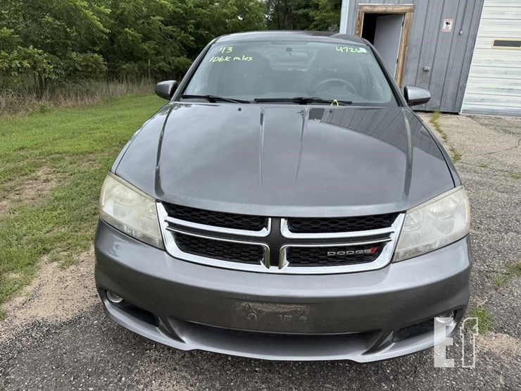 2013-dodge-avenger-image-2