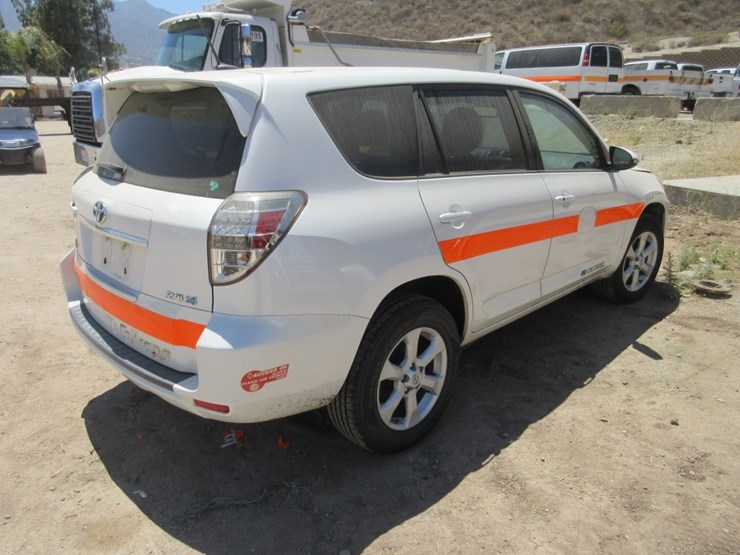 2014-toyota-rav4-image-3