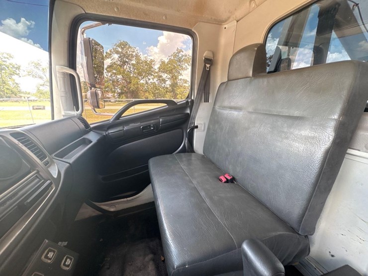 2018-hino-258-image-39