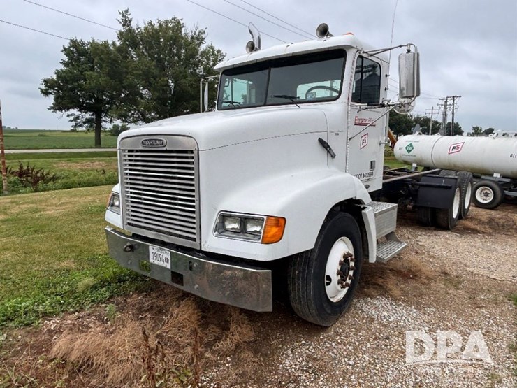 2000-freightliner-truck-(gp11021,-unit-398)-image-2