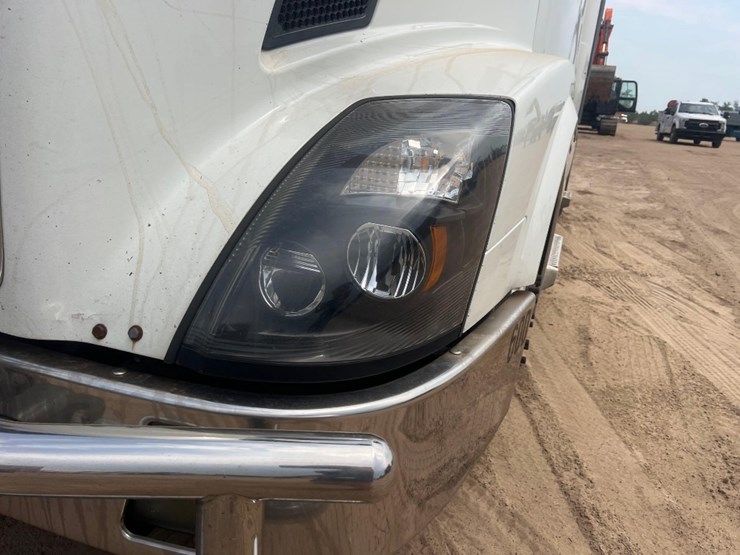 2012-volvo-dbl-sleeper-road-tractor-image-9