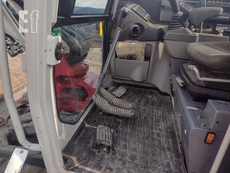 2018-takeuchi-tb260-image-13