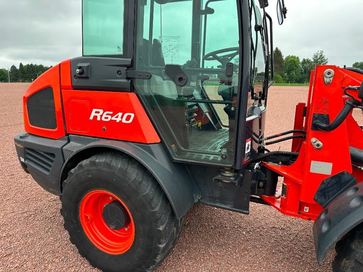 2021-kubota-r640-image-11