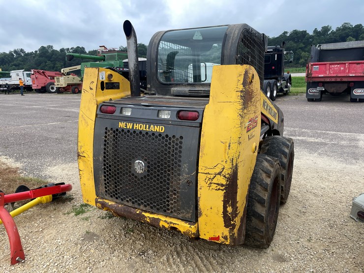 new-holland-l215-image-4