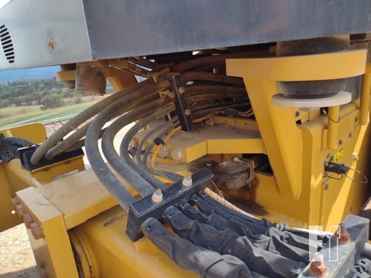 2015-caterpillar-cs56b-image-16