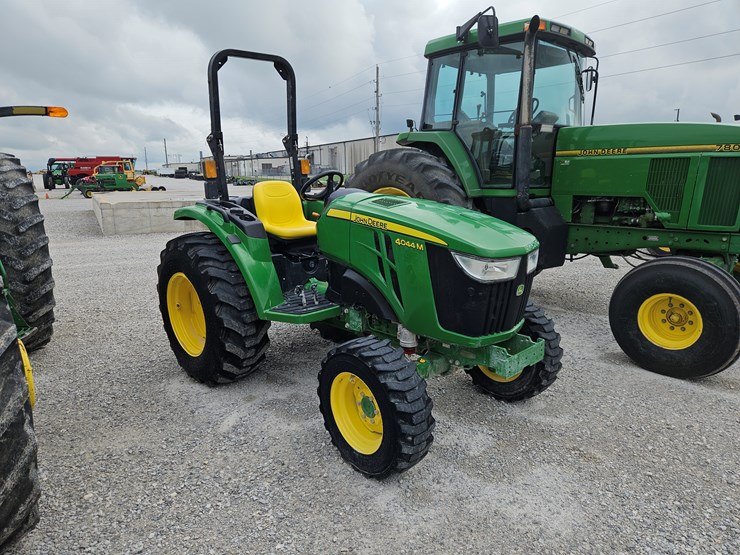 2021-john-deere-4044m-image-17