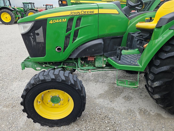 2021-john-deere-4044m-image-3