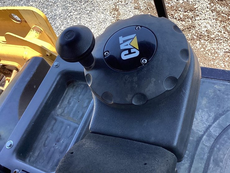 2019-caterpillar-cb8-image-12
