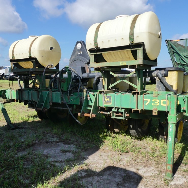 JOHN DEERE 7300