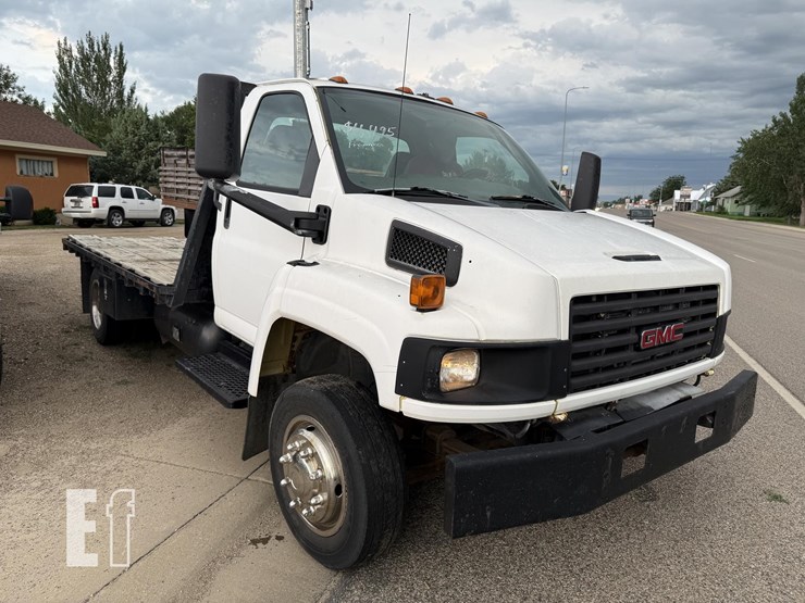 2004-gmc-5500-image-1