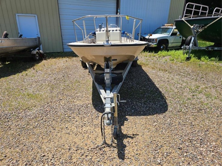 #2545-•-boston-whaler-montauk-17-fiberglass-boat-image-8