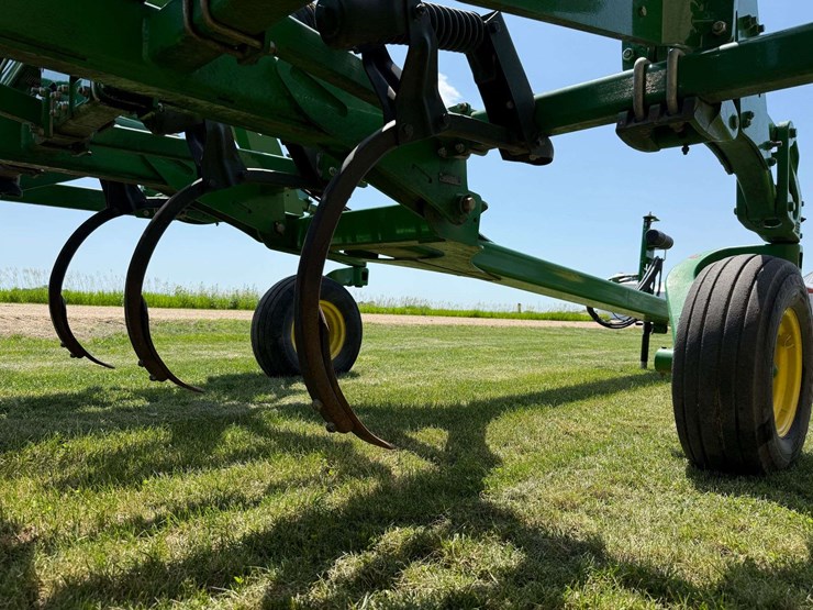 2011-john-deere-2410-image-26