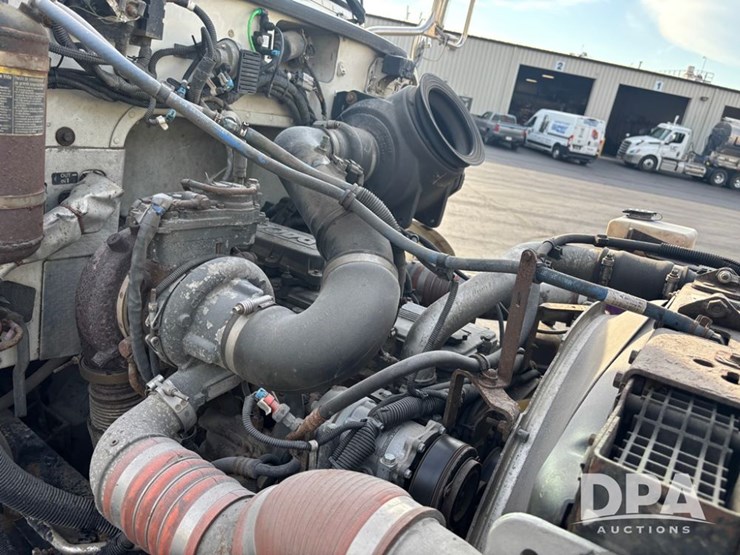 2013-peterbilt-337-image-31