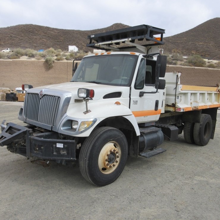 2003 INTERNATIONAL 7400