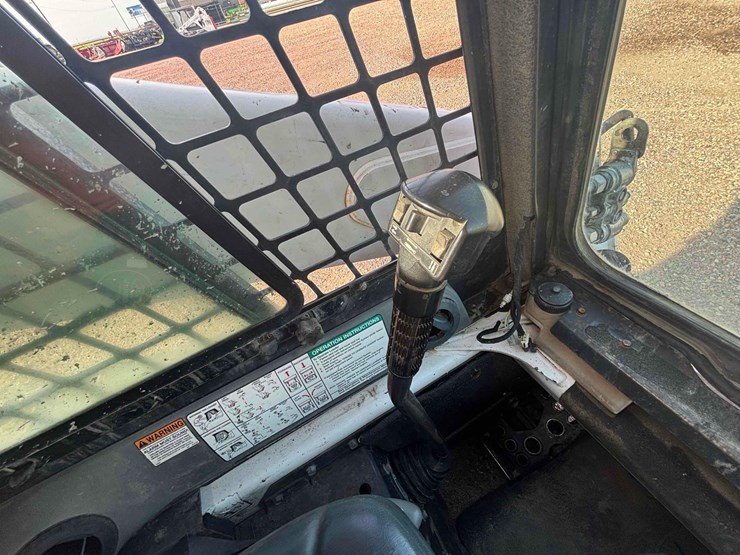2008-bobcat-t320-image-17