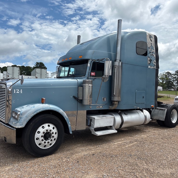#124 • 2003 FREIGHTLINER FLD132 CLASSIC TRUCK TRACTOR