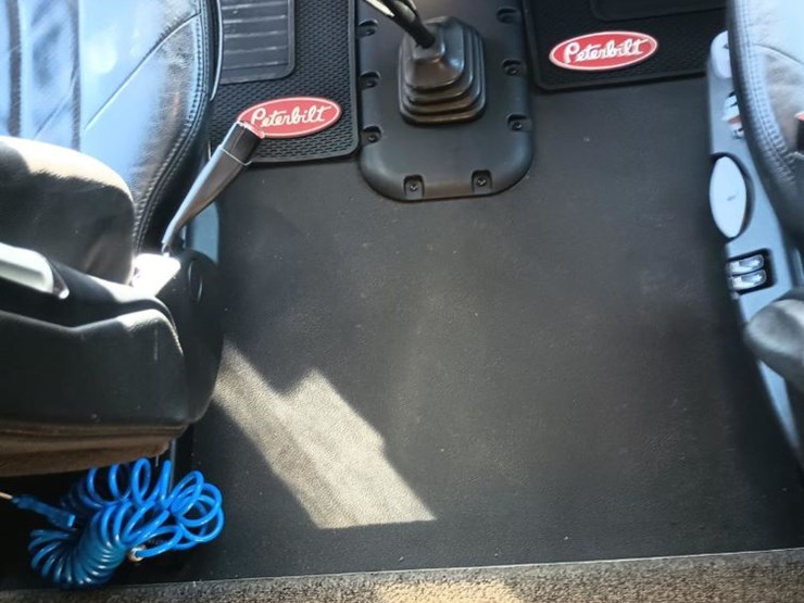2020-peterbilt-567-image-23