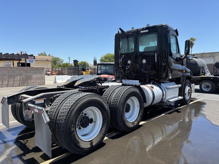 2016-freightliner-cascadia-truck-tractor-image-3