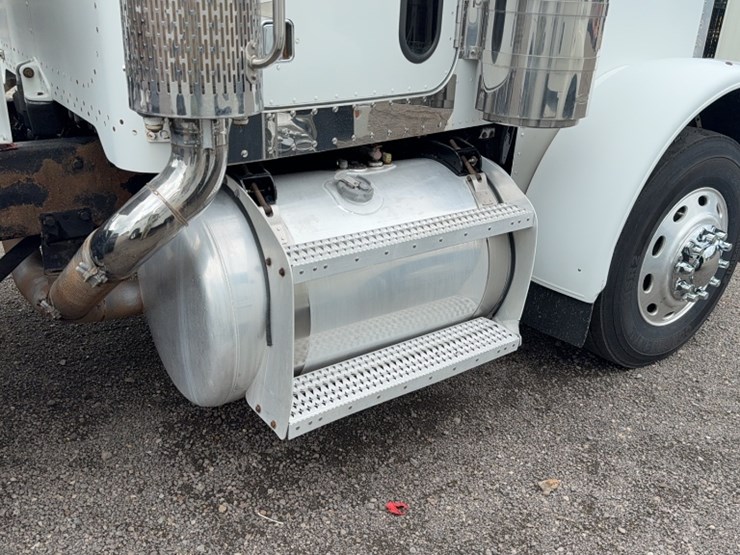 2003-peterbilt-379-image-7