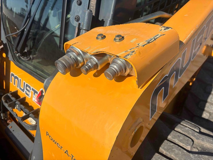 mustang-1900-skid-steer-image-12