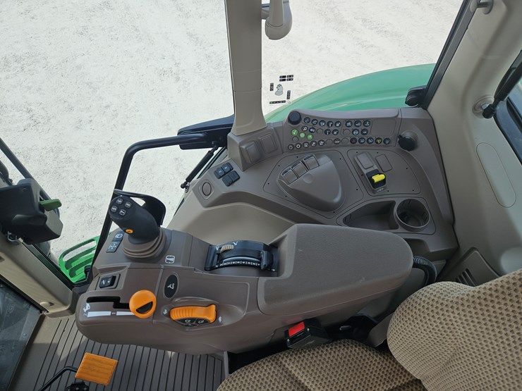 2022-john-deere-6140m-image-11