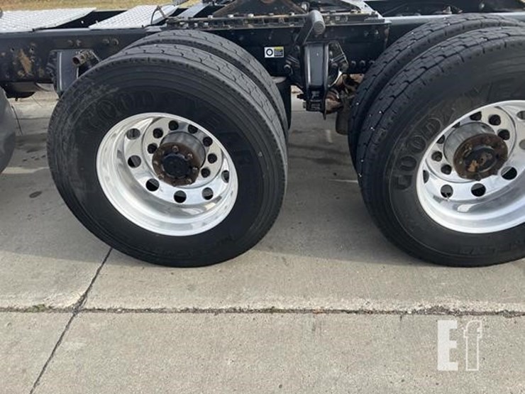 2016-kenworth-t880-image-41