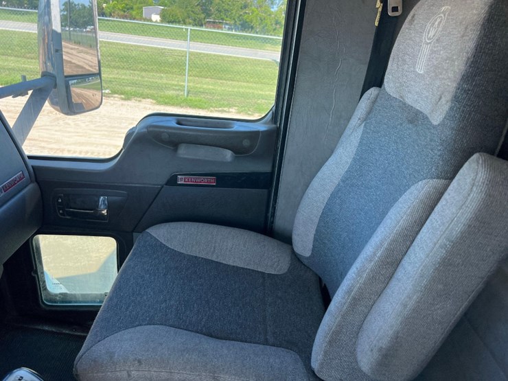 2010-kenworth-t270-image-35