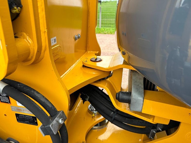 2019-deere-244l-image-28