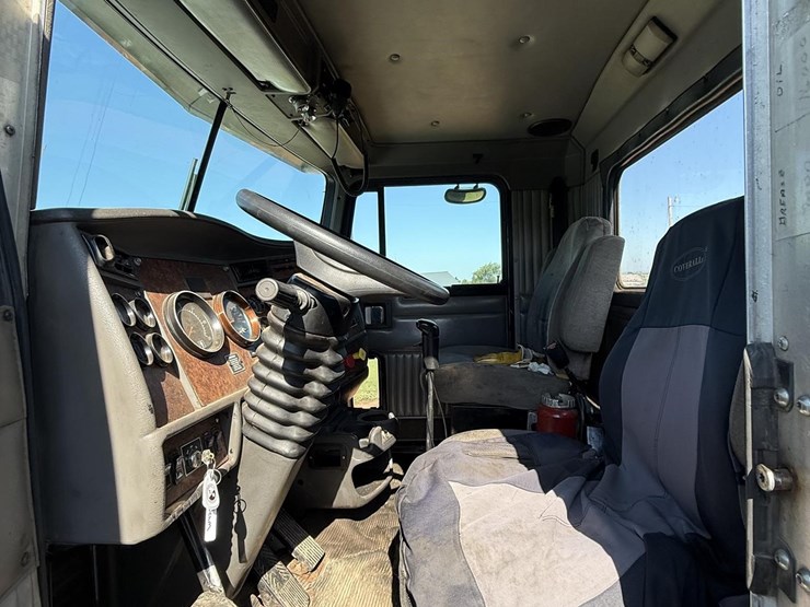 2005-kenworth-w900-image-25