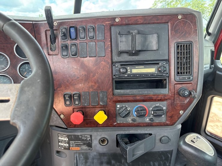 2012-mack-chu613-day-cab-flat-top-road-tractor-image-29