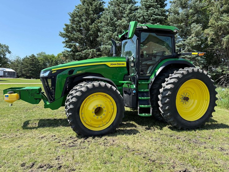 2021-john-deere-8r-340-image-18