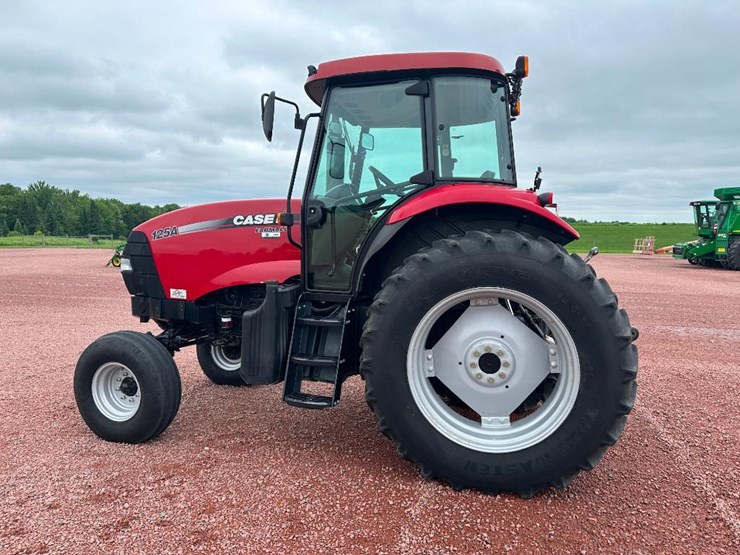2015-case-ih-farmall-125a-image-5