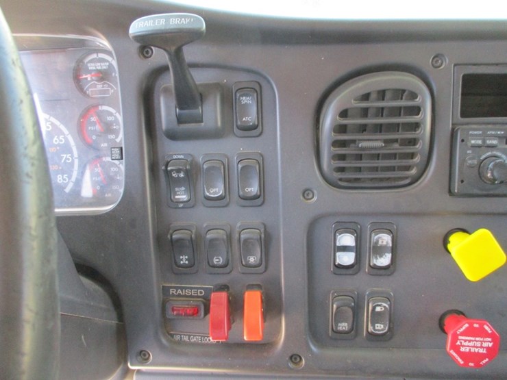 2014-freightliner-114sd-image-11